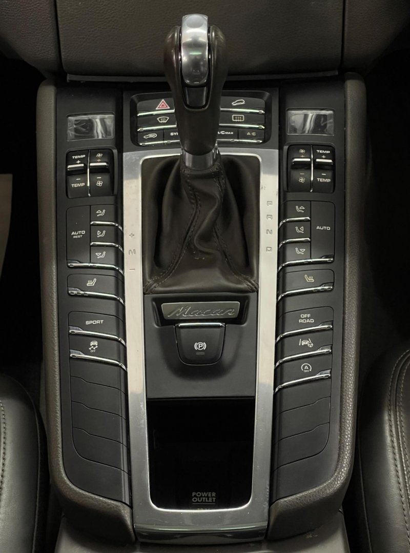 PORSCHE MACAN