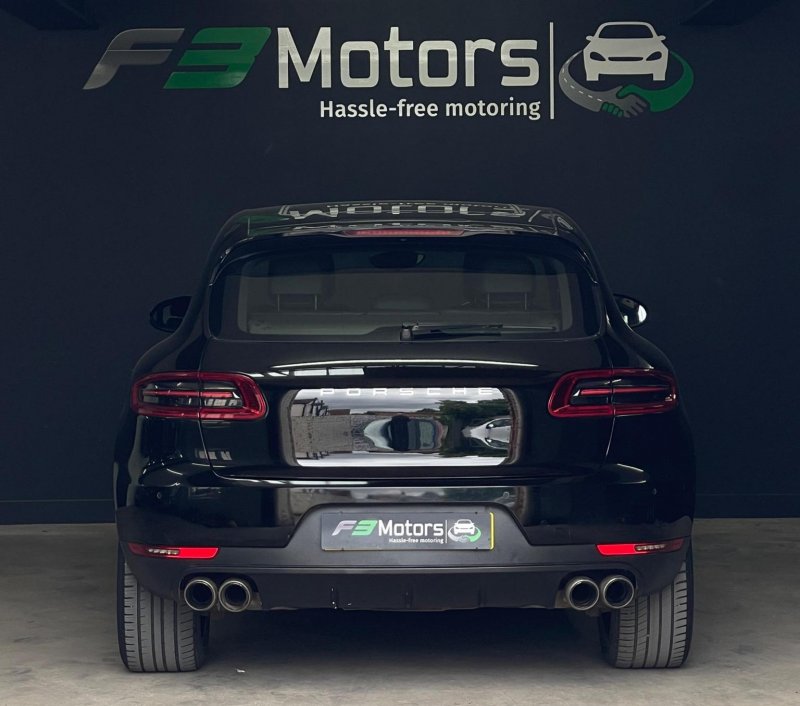 PORSCHE MACAN