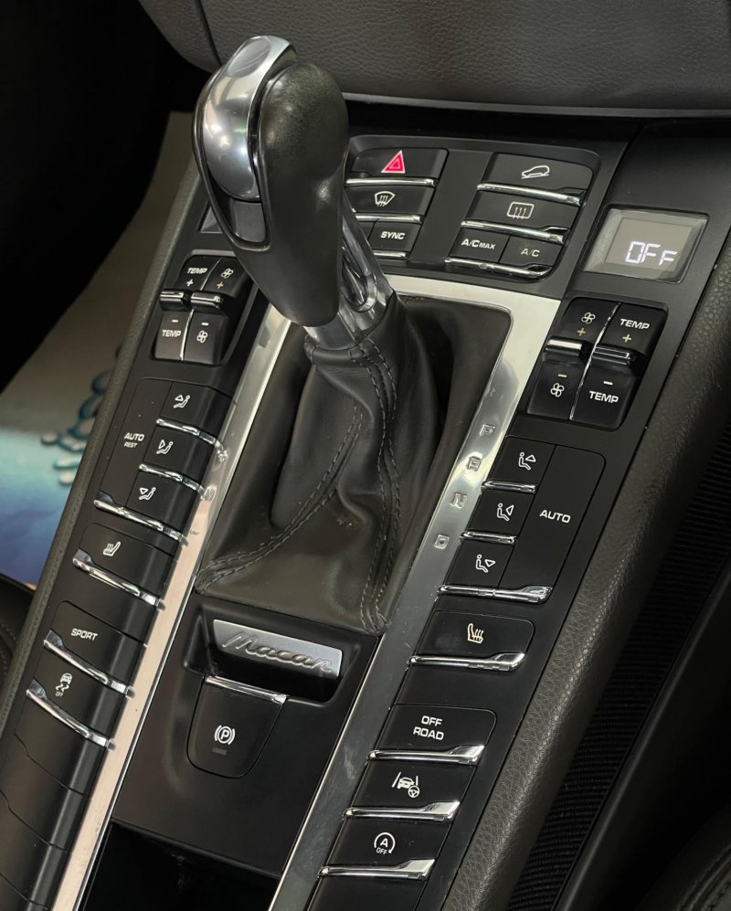 PORSCHE MACAN