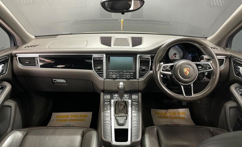 PORSCHE MACAN