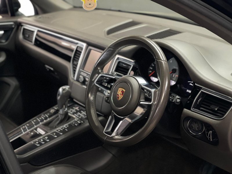 PORSCHE MACAN